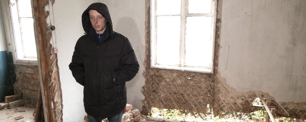 На Рівненщині сироті виділили хату з дірами у стінах