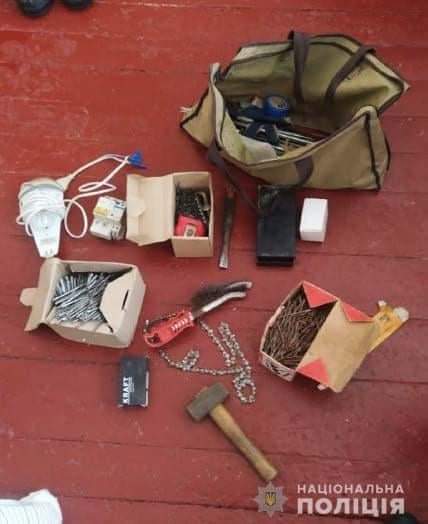 На Рівненщині спіймали чоловіків які таємно викрадали будівельні інструменти та різні побутові речі