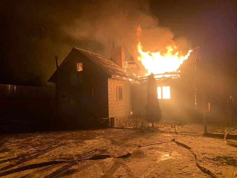 На Рівненщині у приватному господарстві гасили пожежу