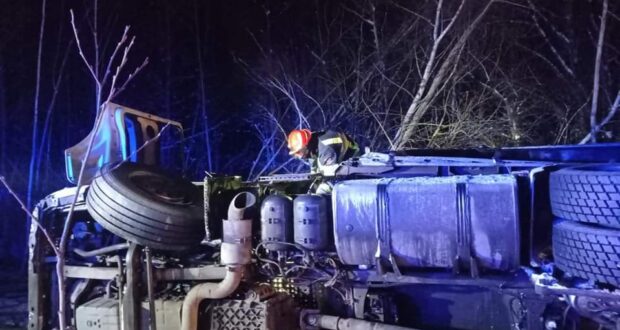 На Рівненщині вантажівка злетіла у кювет та перекинулася на бік (+ФОТО)