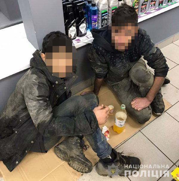 На Рівненщині виявили двох виснажених та голодних парубків з Пакистану