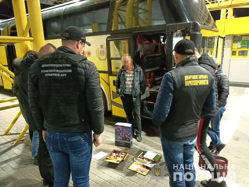 У Рівному чоловік намагався передати цукерки з наркотиками у Польщу