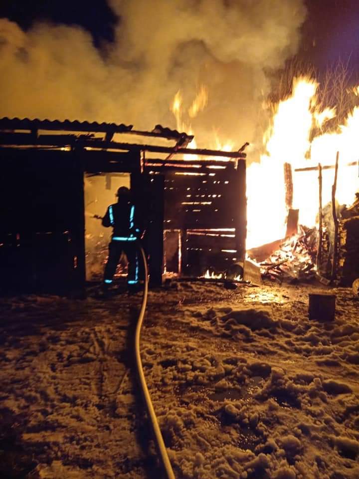 На Рівненщині згоріла господарська будівля