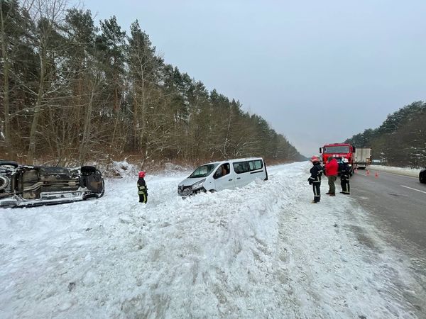 На трасі Київ-Чоп два автомобілі злетіли у кювет