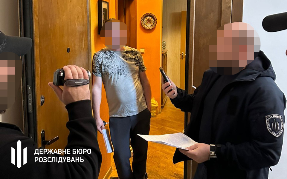 На ухилянтах працівник військкомату заробив мільйон доларів