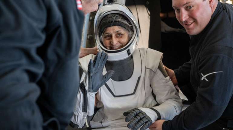 На Землю повернулися астронавти NASA, які на дев`ять місяців застрягли у космосі