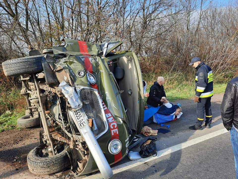 На Житинському кільці перекинулась карета швидкої допомоги