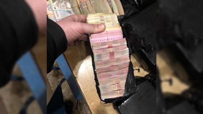 Намагався ввезти в Україну 8 мільйонів гривень 