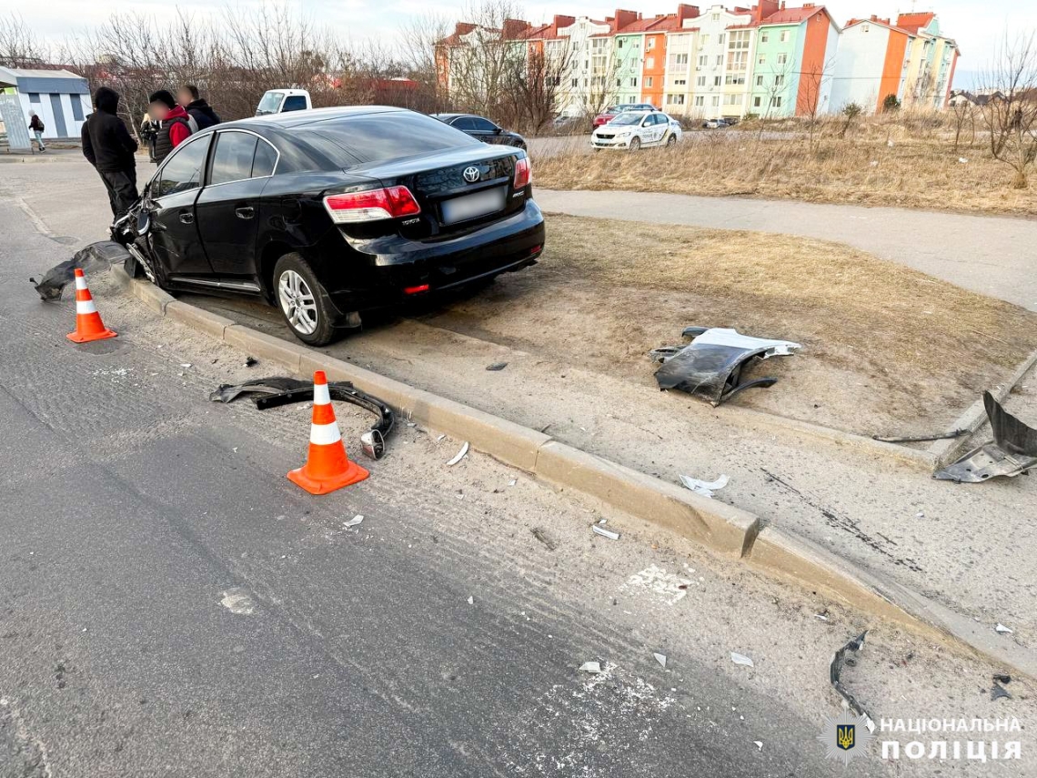 Некероване авто наїхало на пішоходів: підліток у лікарні