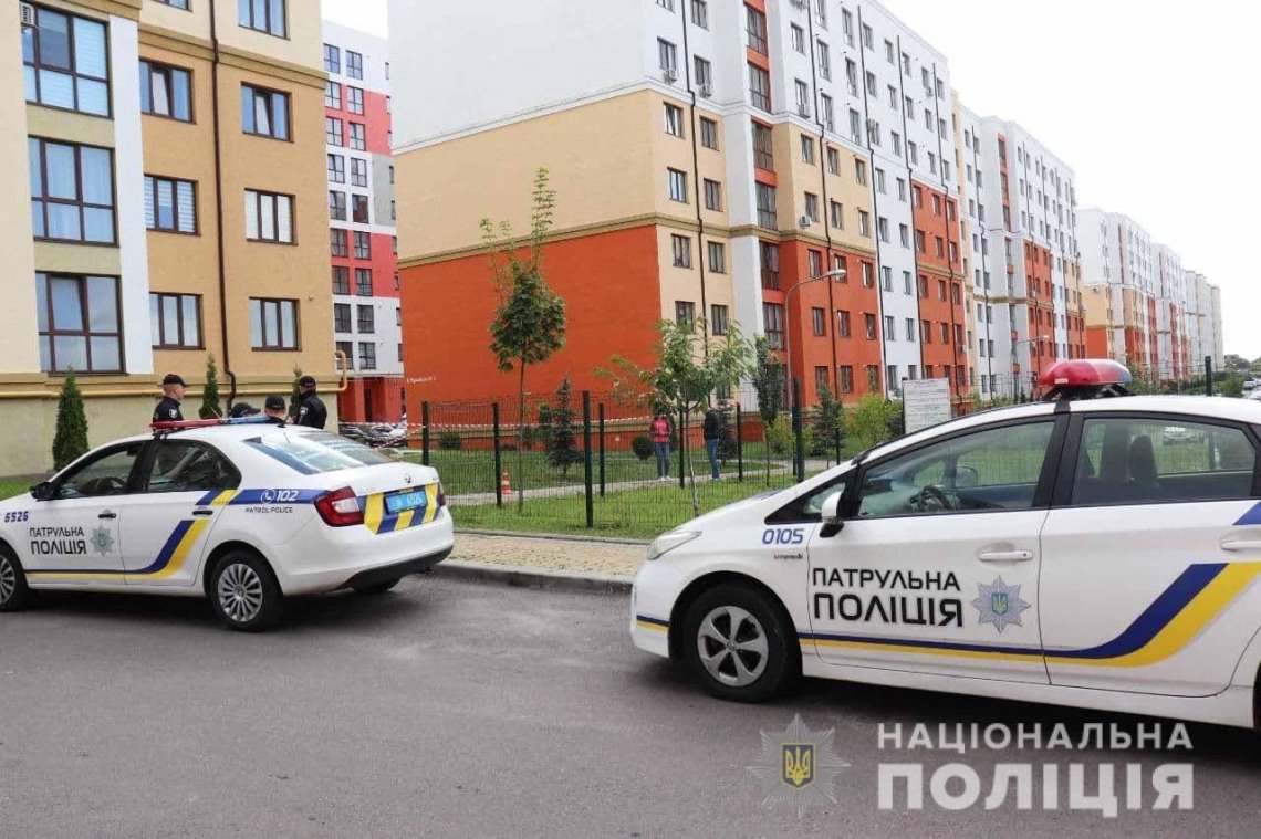 Неповнолітнього, який накинувся на жінку з ножем, відпустили під домашній арешт