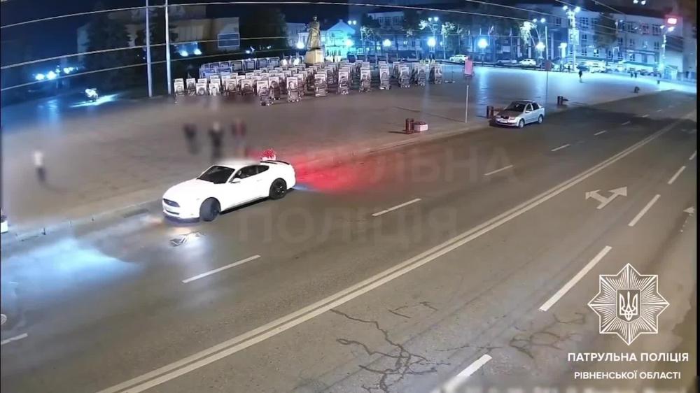 Оштрафували за дрифт перед портретами Героїв у центрі Рівного