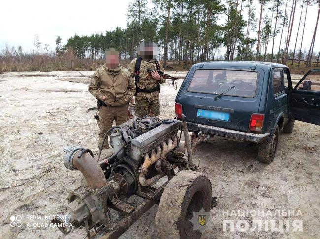 Перші результати рейдів: вилучено 25 мотопомп та 15 кг бурштину