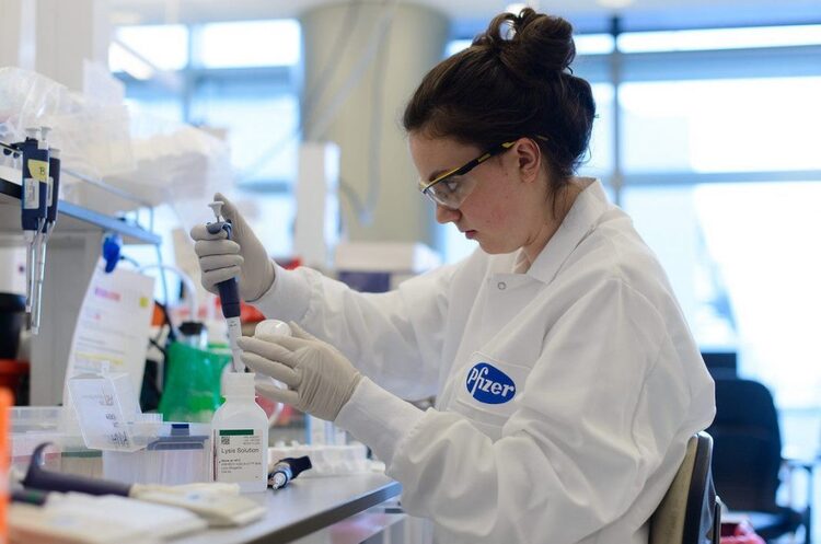 Pfizer і BioNTech розробили вакцину від коронавірусу, яка ефективна проти дельта-штаму