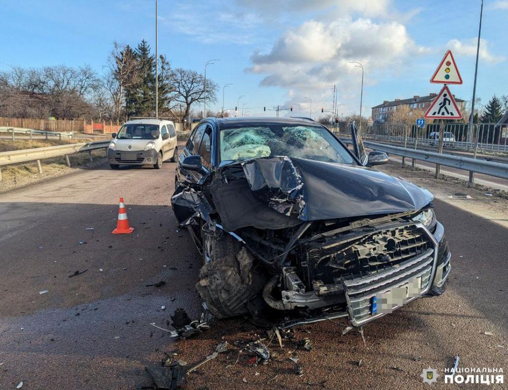 Під Рівним зіткнулись вантажівка та кросовер: двоє травмованих