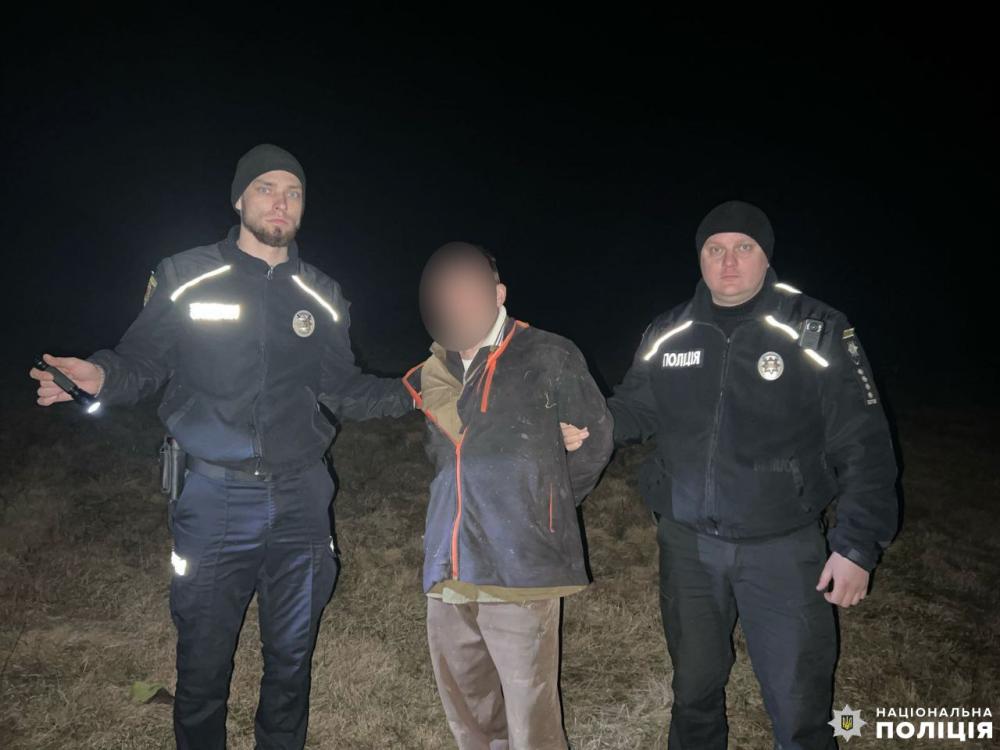 Побив сусідку та кидався на батька