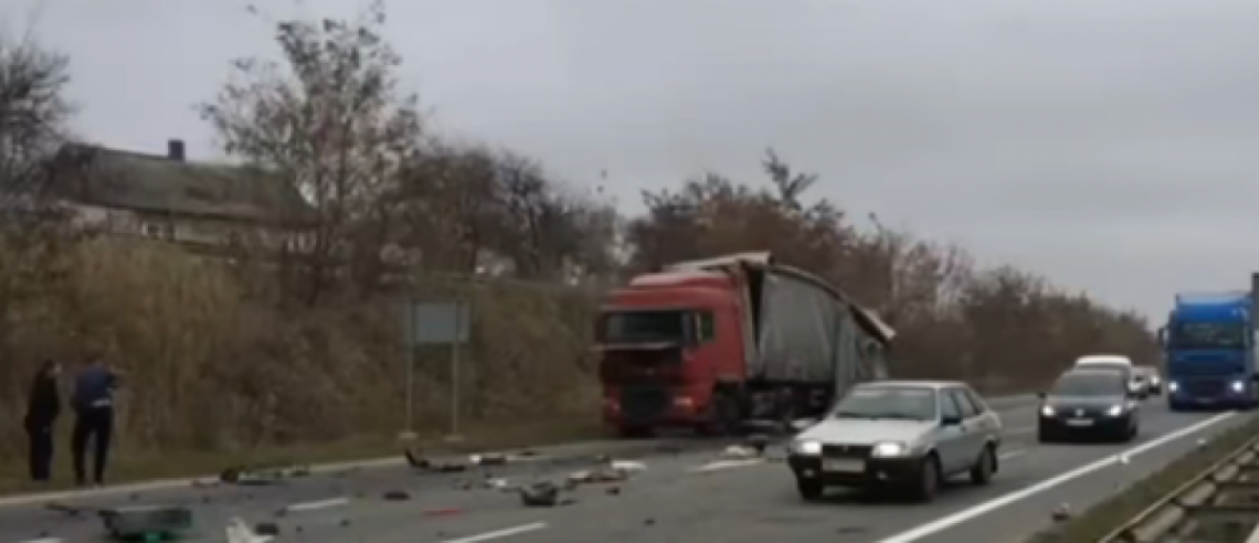 Поблизу Рівного ДТП, зіткнулись дві вантажівки