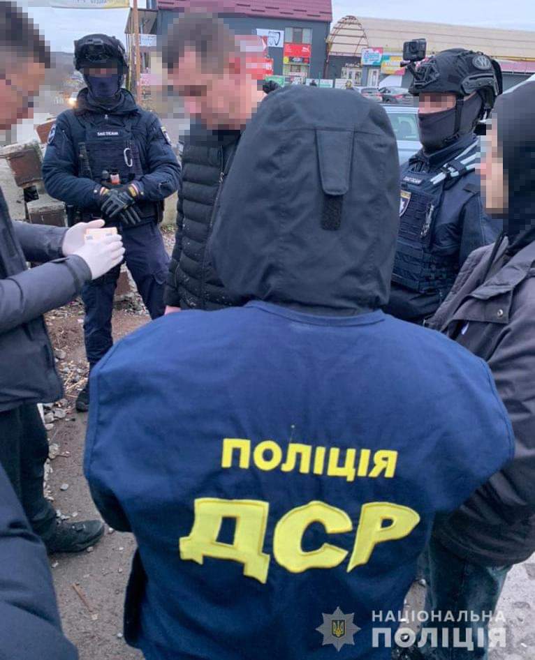 Податківця з Рівненщини затримали на хабарі