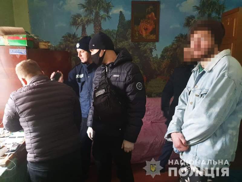 Погрожував зброєю та грабував: на Рівненщині затримали чоловіка, який нападав на АЗС