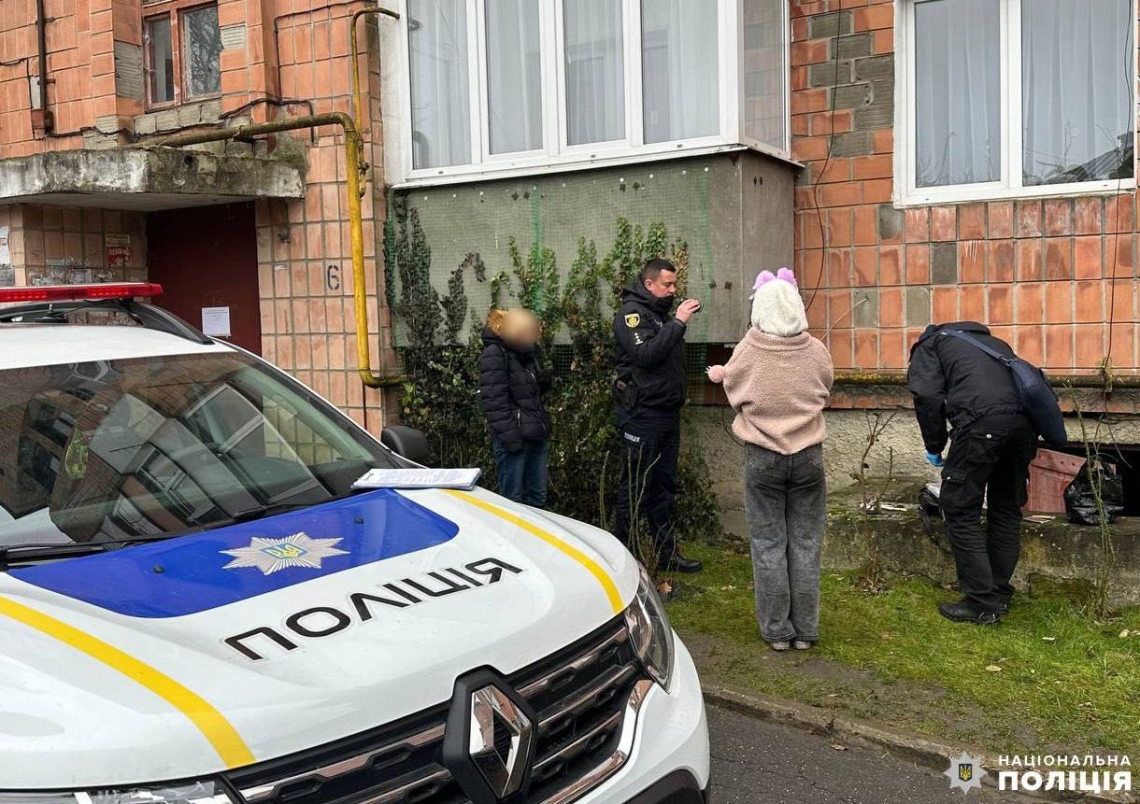 Поки двірничка прибирала вулицю, у неї викрали рюкзак