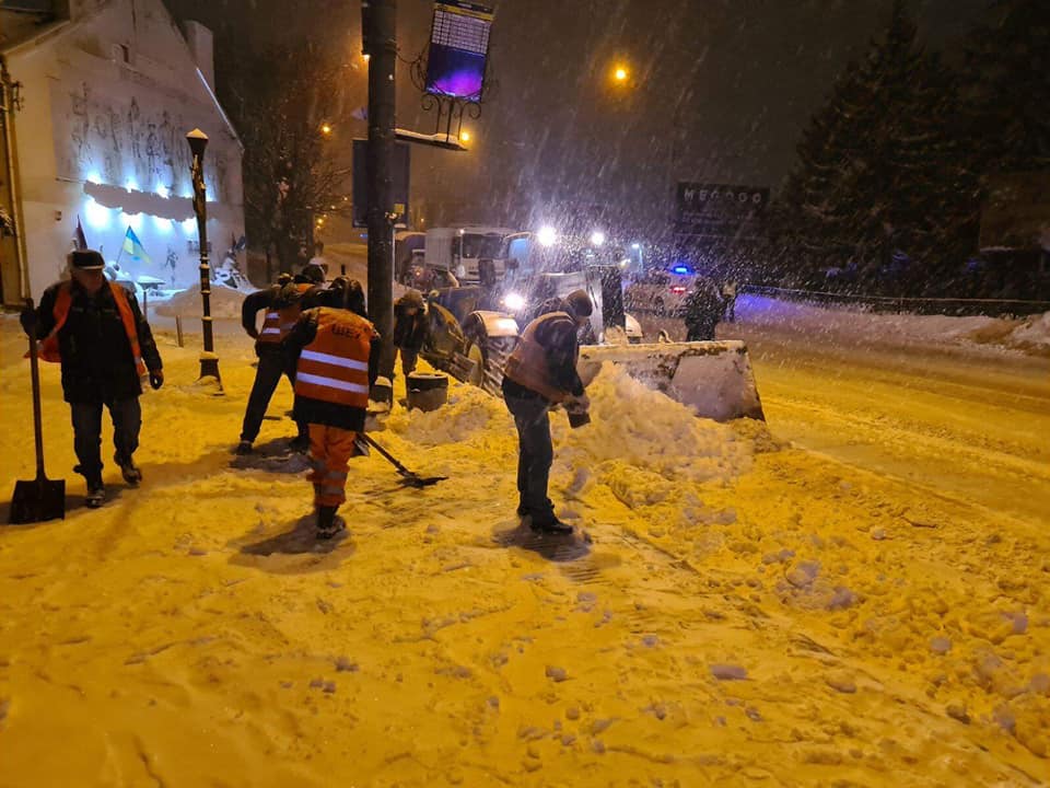 Поки ви спали, комунальники розчищали дороги всю ніч