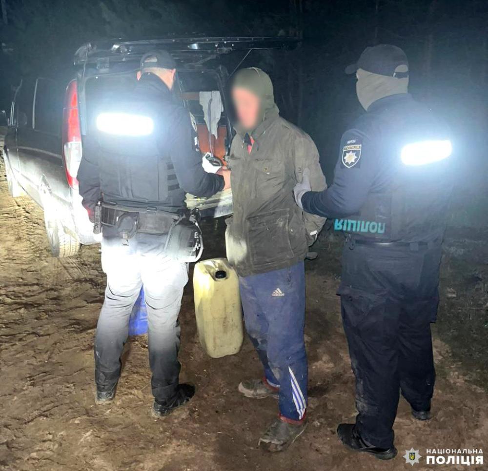 Поки водії спали, з вантажівок злодії зливали пальне