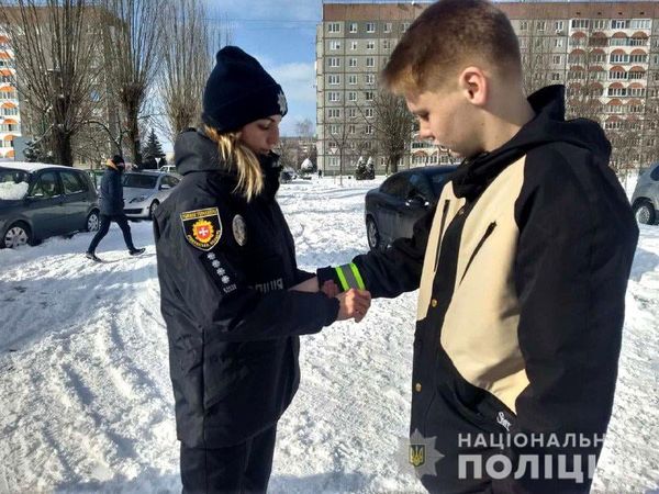 Поліцейські разом із учнями трьох районів  долучилися до акції «будь видимим на дорозі»