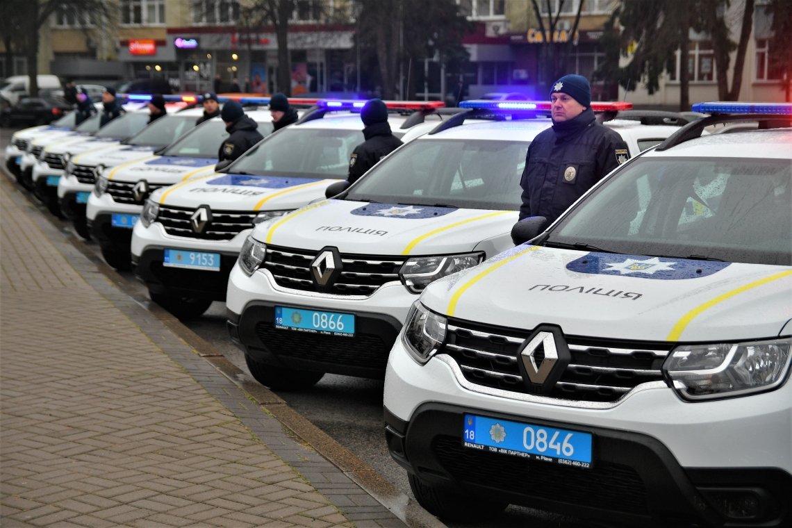 Поліцейські Рівненщини отримали 17 нових авто Renault Duster