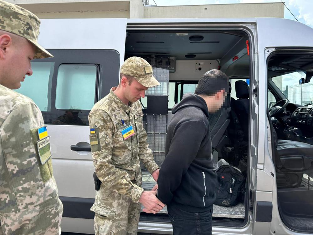 Польща передала Україні ухилянта: йому вже вручили повістку