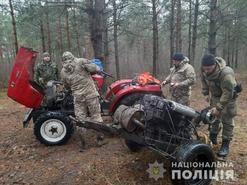 Понад 100 кілограмів бурштину-сирцю,мотопомпи, зброю та транспорт вилучили на Рівненщині
