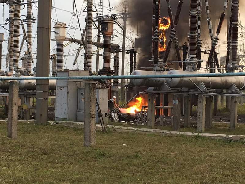 Пожежники продовжують боротися з вогнем на електричній підстанції у Рівному