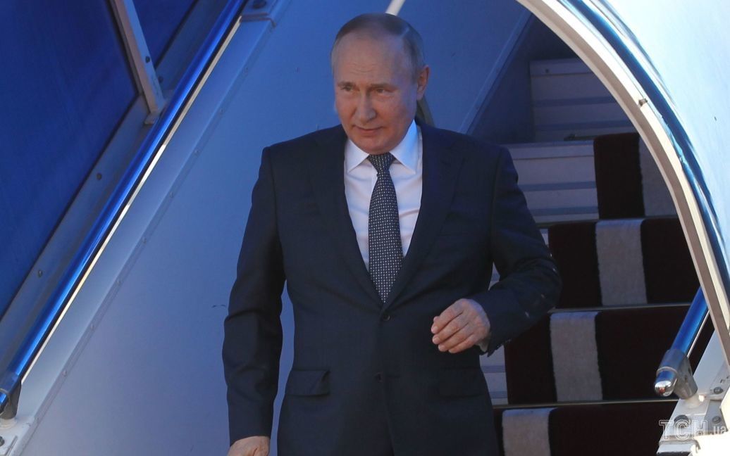Приховувати хворобу стає все важче: Путін помітно кульгав на виході з літака в Ірані