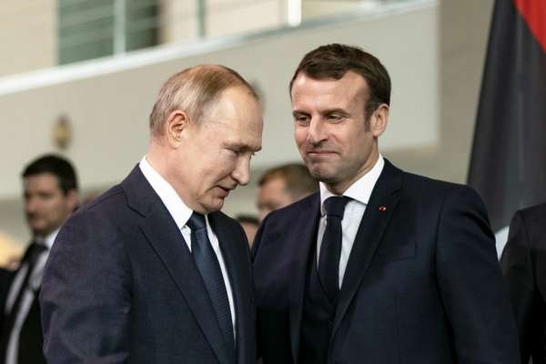 Путіна та Макрона висміяли у Мережі через дивний стіл на переговорах: добірка кращих мемів