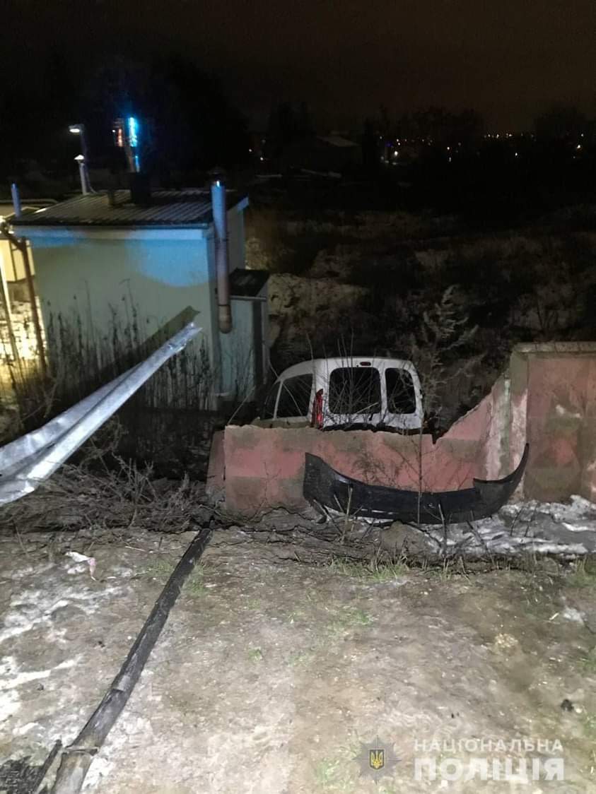 П`яний водій протаранив відбійник та злетів з дороги. Його зупинив металевий паркан