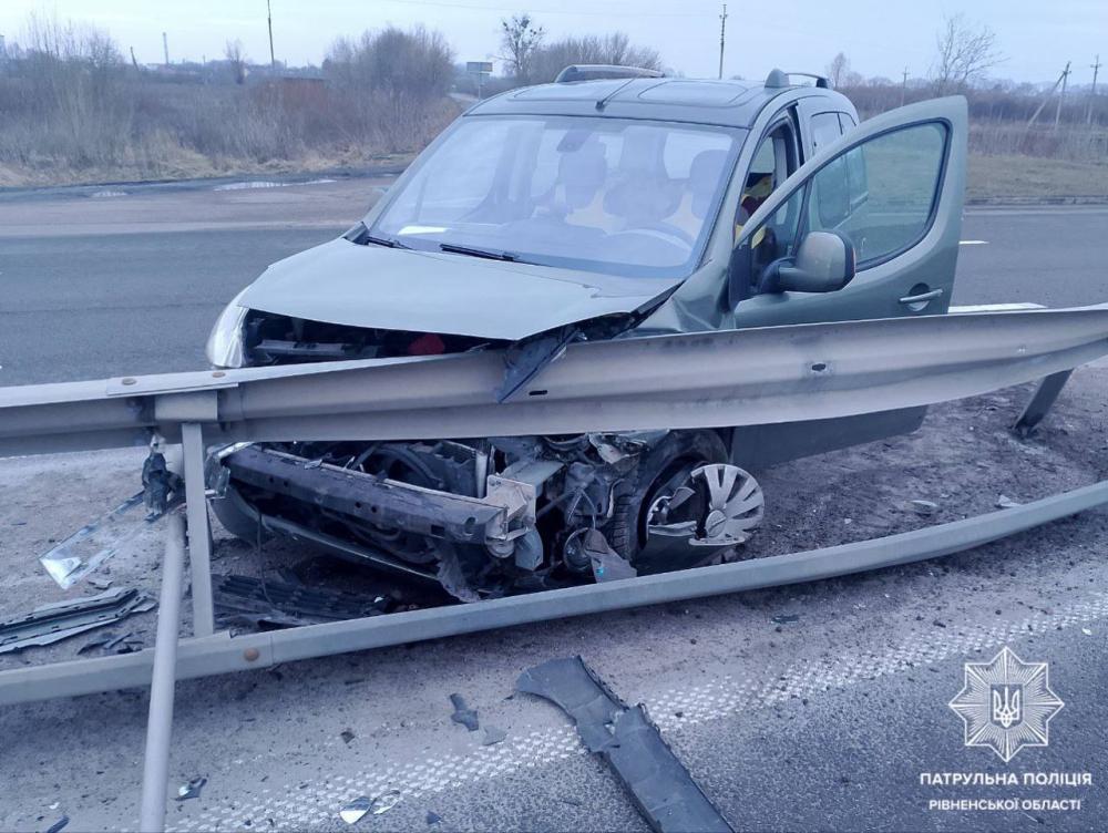 П’яний водій в’їхав у відбійник і викликав поліцію
