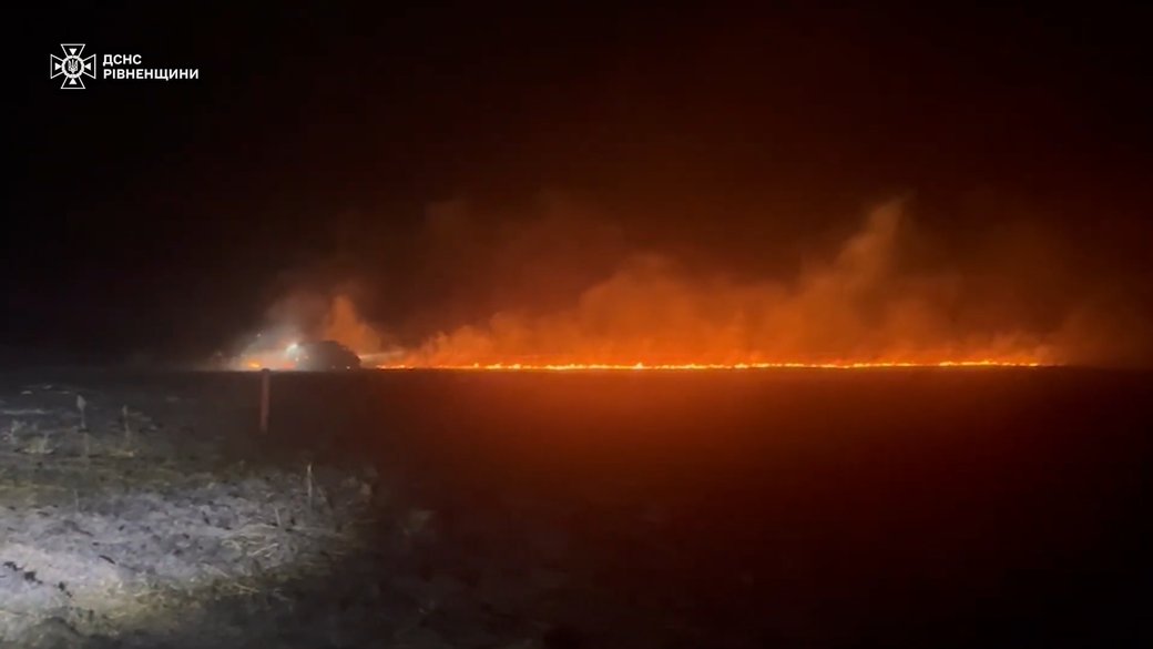 Рівненщина у вогні: мешканці палять траву