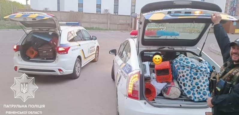 Рівненські патрульні допомогли переселенці з дітьми повернутись додому