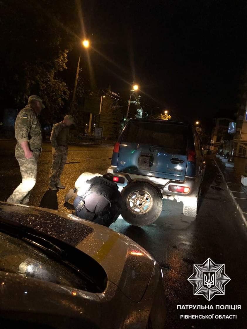 Рівненські патрульні допомогли військовослужбовцям