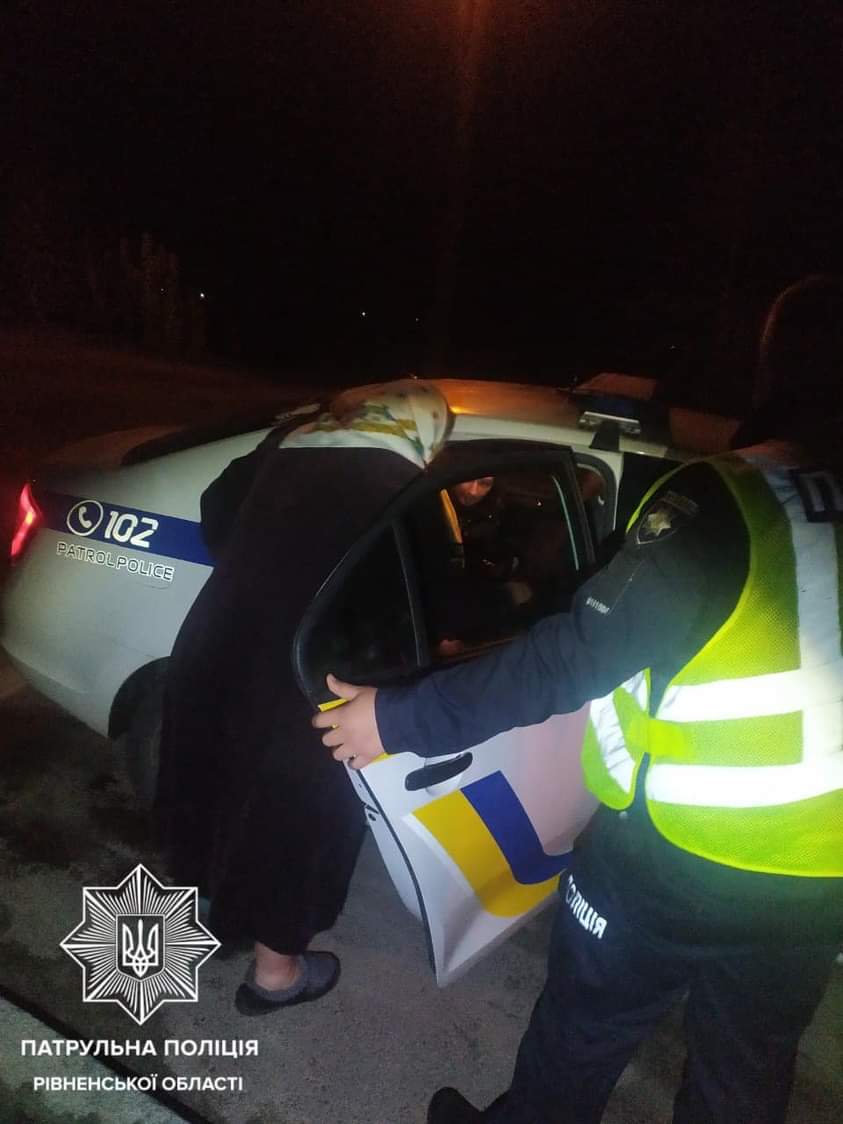 Рівненські патрульні повернули додому бабусю, яка загубилася