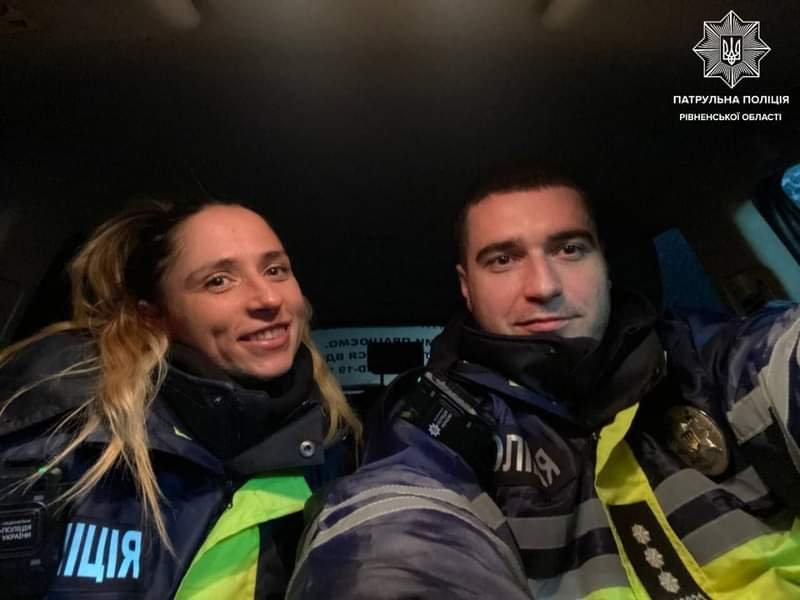 Рівненські патрульні врятували від переохолодження жінку