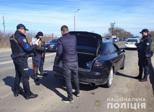 Майже 700 підозрілих осіб виявили поліцейські на Рівненщині