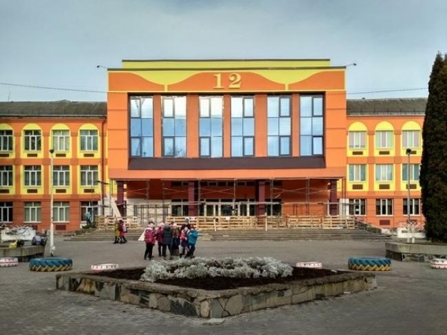 Рівненські школярі сьогодні повертаються за парти
