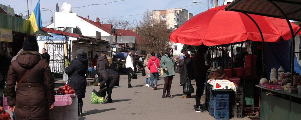 Рівняни хочуть купувати продукти з тротуарів?