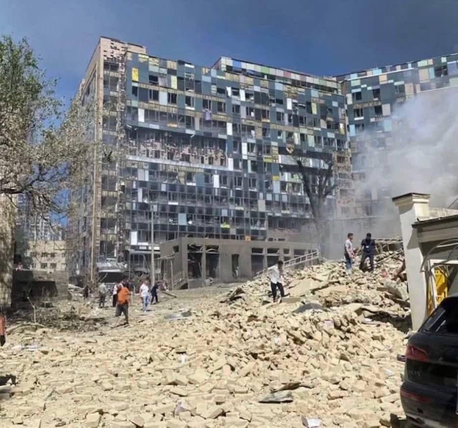 Росіяни пошкодили в Києві новий корпус