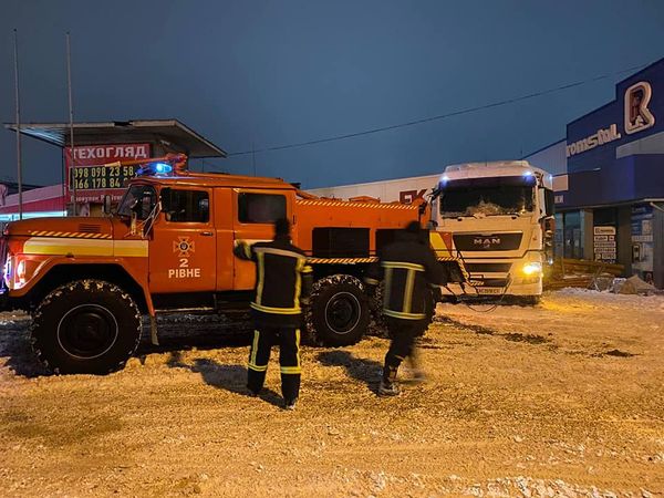 Рятувальники Рівненщини визволяли із снігових заметів не тільки транспорт, а й людей