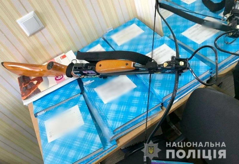 Що відбулось у школі в Полтаві, де дівчина поранила з арбалета двох вчителів