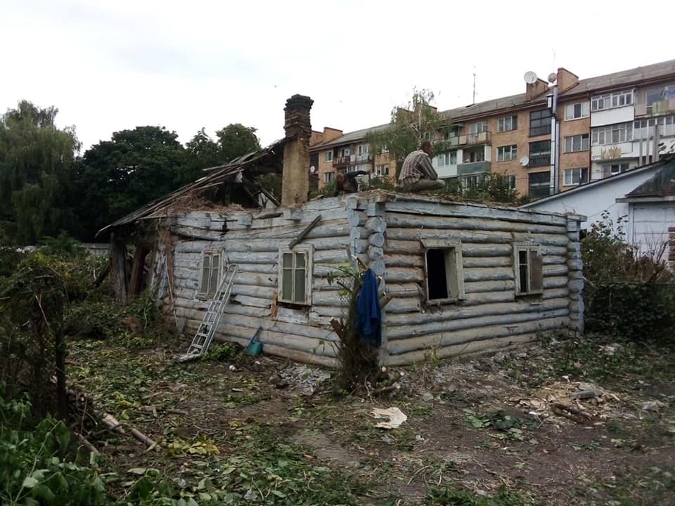 “Шевченківську” хату відбудують заново