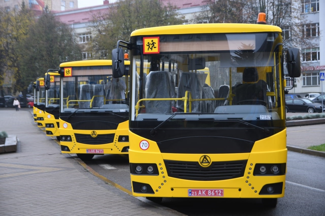 Шкільні автобуси передали громадам Рівненщини