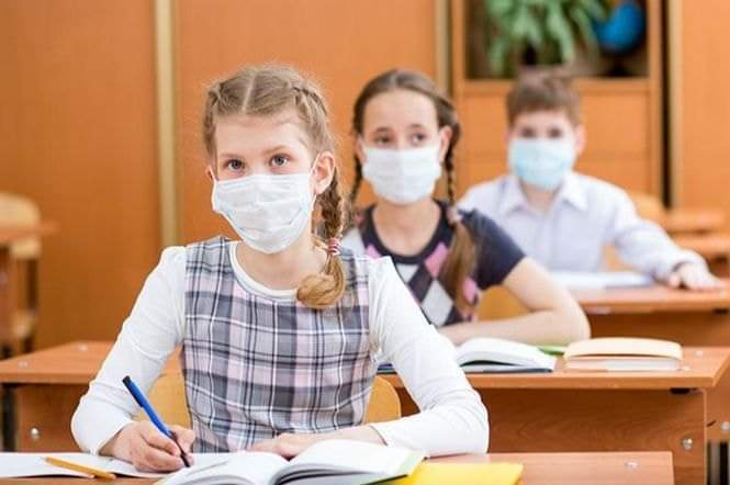 Школярі чотирьох рівненських шкіл повернулися за парти