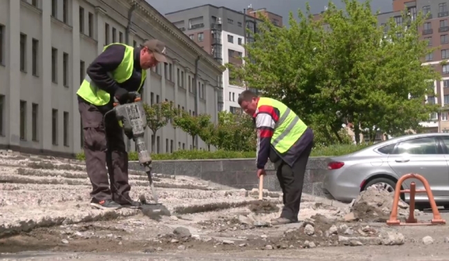 Сходи біля драмтеатру у Рівному все ж відремонтують