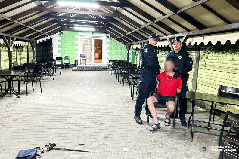 У кафе прийшов з бойовою гранатою